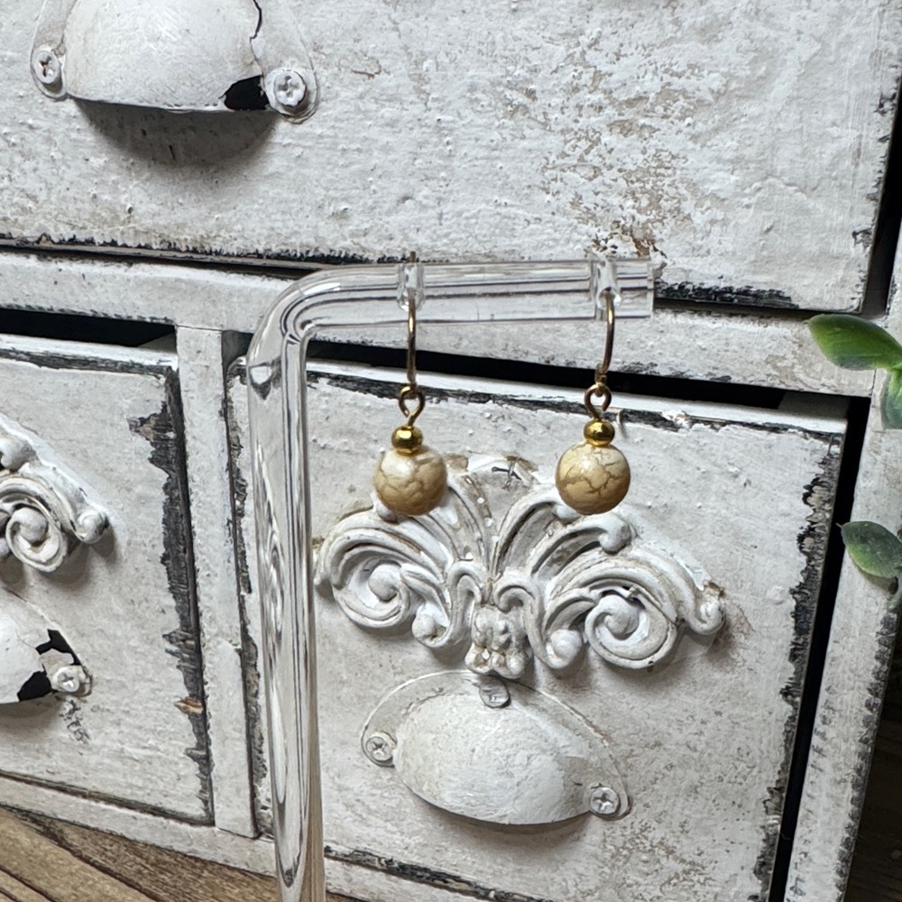 092. Costume Elegant Gold and Cream Earrings
